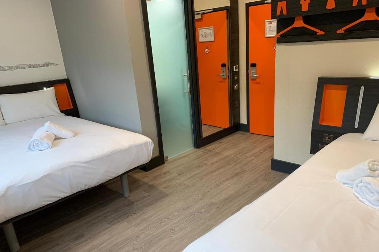 Easyhotel Milton Keynes Buitenkant foto