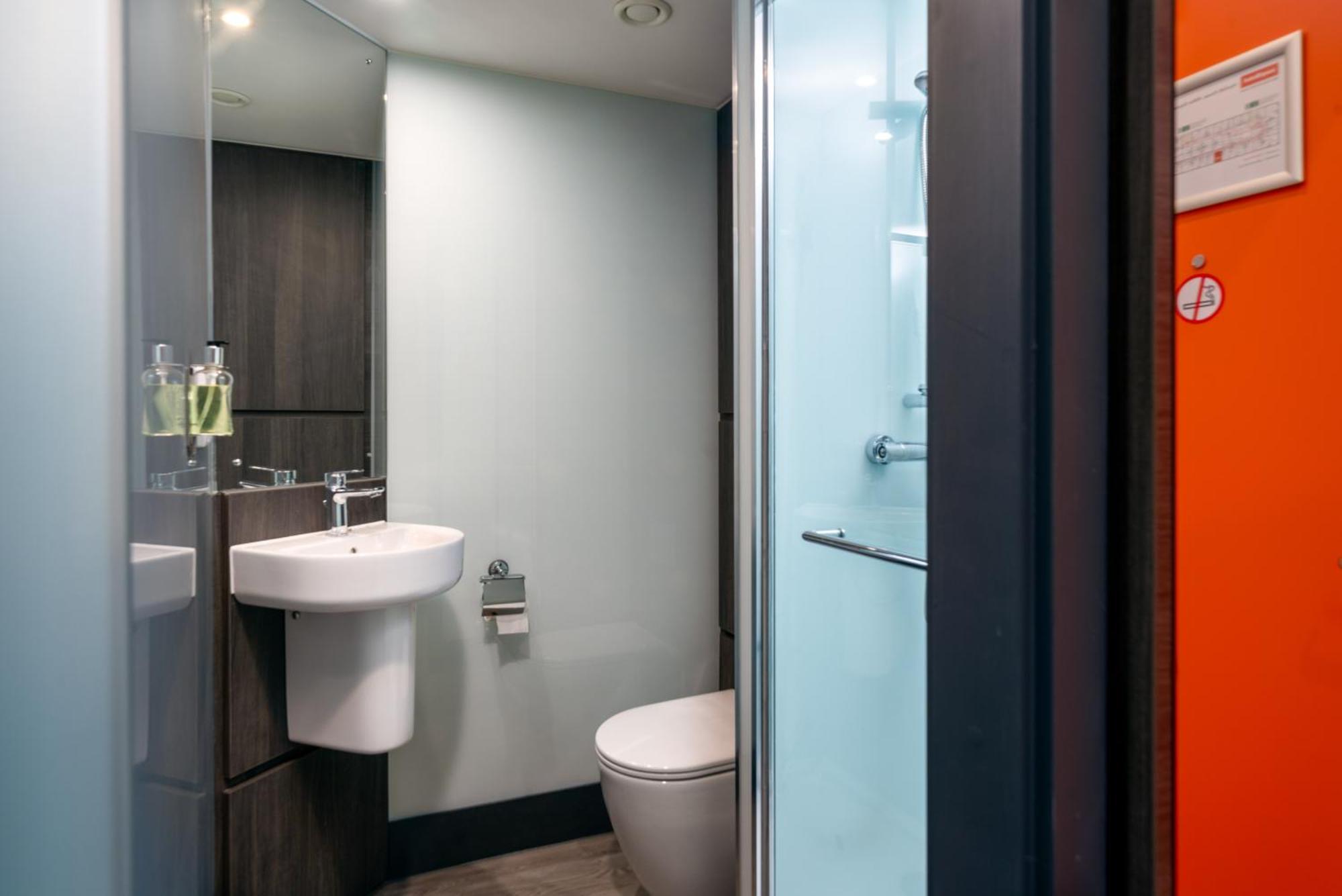 Easyhotel Milton Keynes Buitenkant foto