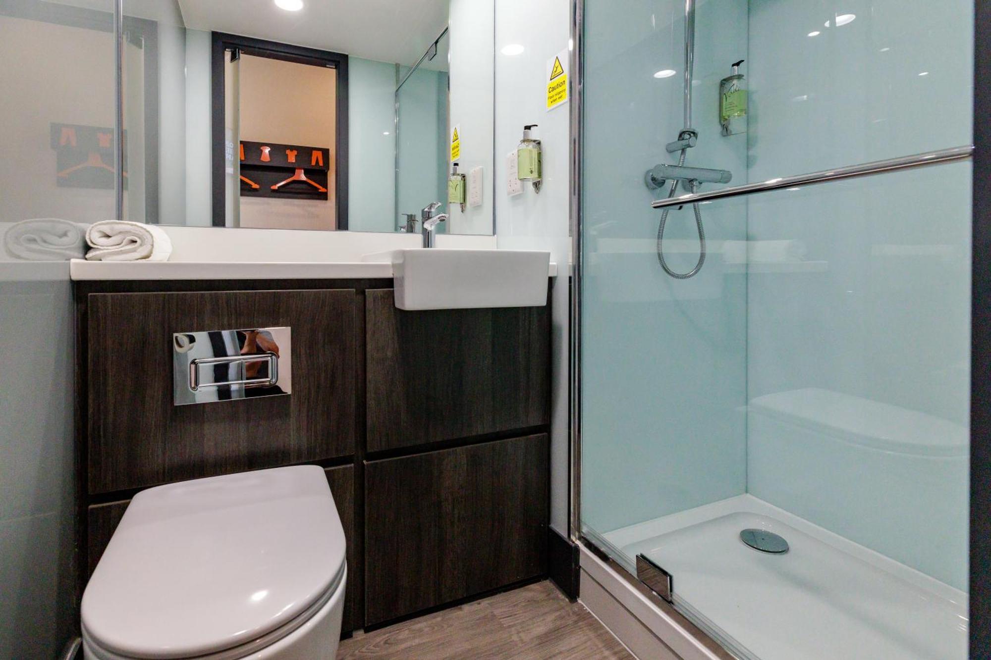 Easyhotel Milton Keynes Buitenkant foto