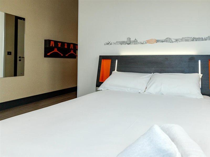 Easyhotel Milton Keynes Buitenkant foto